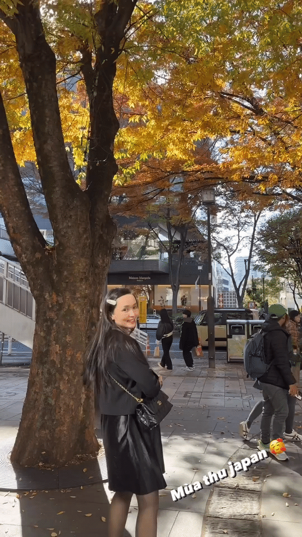 Cụ thể, vợ Văn Quyết diện váy suông dài che đi vòng 2 cùng áo khoác ngoài. Đoạn clip do chính chủ tự đăng được dân mạng tinh ý thấy vòng eo có phần nhấp nhô, đi trên đường cũng liên tục dùng tay che bụng, rất khác so với các bức hình mà Huyền Mi từng đăng.