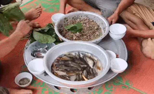 Thứ hỗn hợp chua, cay mặn, ngọt của các loại rau hòa quyện với vị ngọt của cá khiến nhiều thực khách "mê mẩn" lùng mua để thưởng thức, nhưng cũng không ít người "dựng tóc gáy". Ảnh: Internet