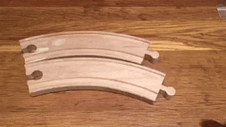 Do hình dáng đặc biệt của hai miếng gỗ, người xem đã bị đánh lừa về kích thước của hai miếng gỗ. Nếu để ý kỹ bạn sẽ thấy hai miếng gỗ lúc đầu được so sánh có vị trí khởi đầu không ngang bằng nhau, dẫn tới việc nhìn thấy một miếng dài hơn so với miếng còn lại.