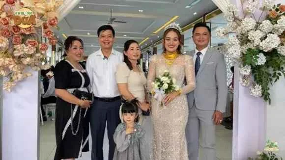 Lộ hình ảnh "thánh sún" Ngân Thảo đeo vàng "trĩu cổ" ngày cưới