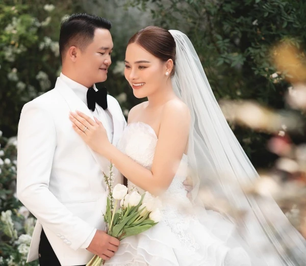 Vì sao "thánh sún" Ngân Thảo buồn bã sau đám cưới?