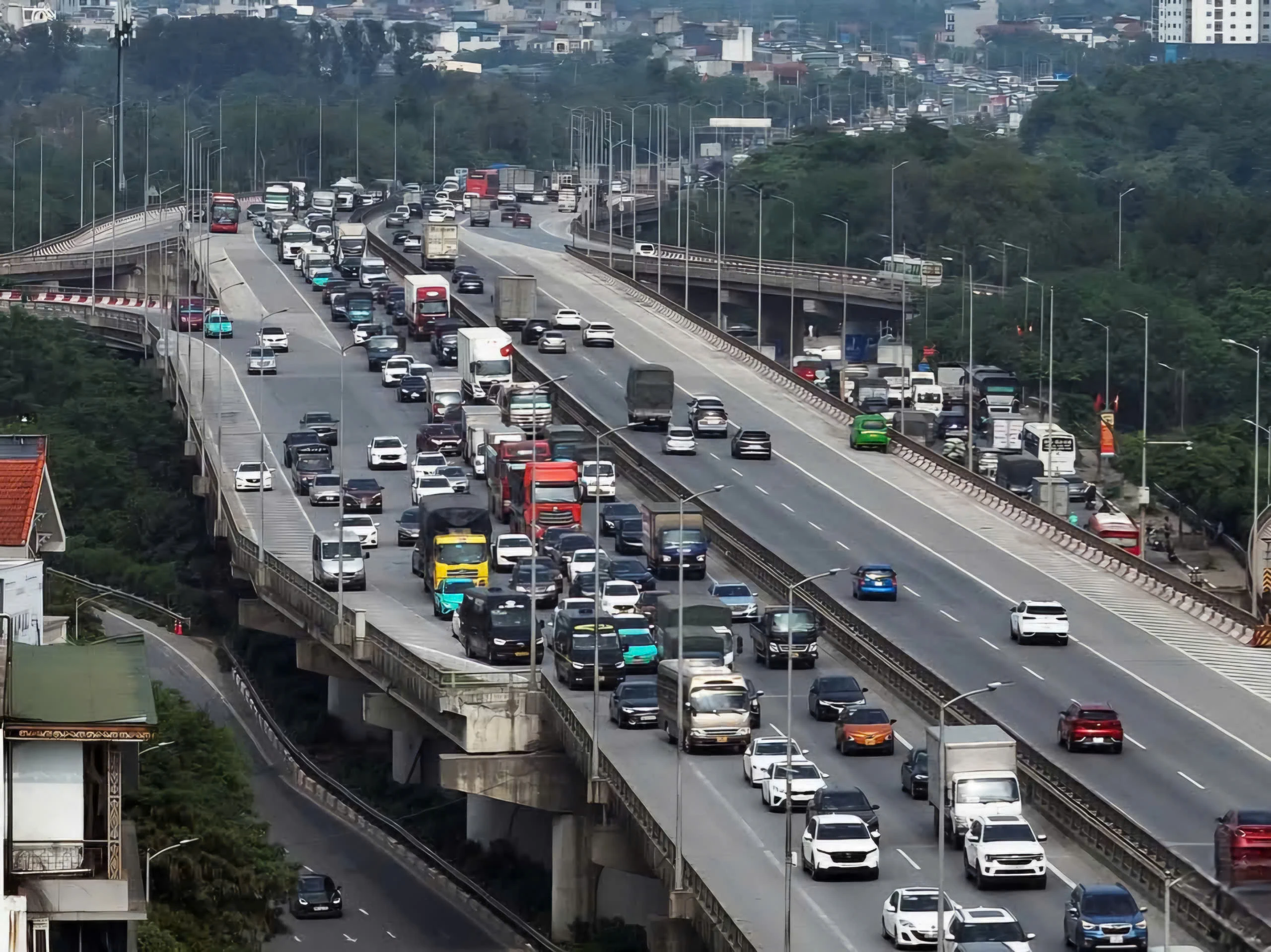 Người dân ùn ùn trở về Hà Nội sớm để tránh tắc đường