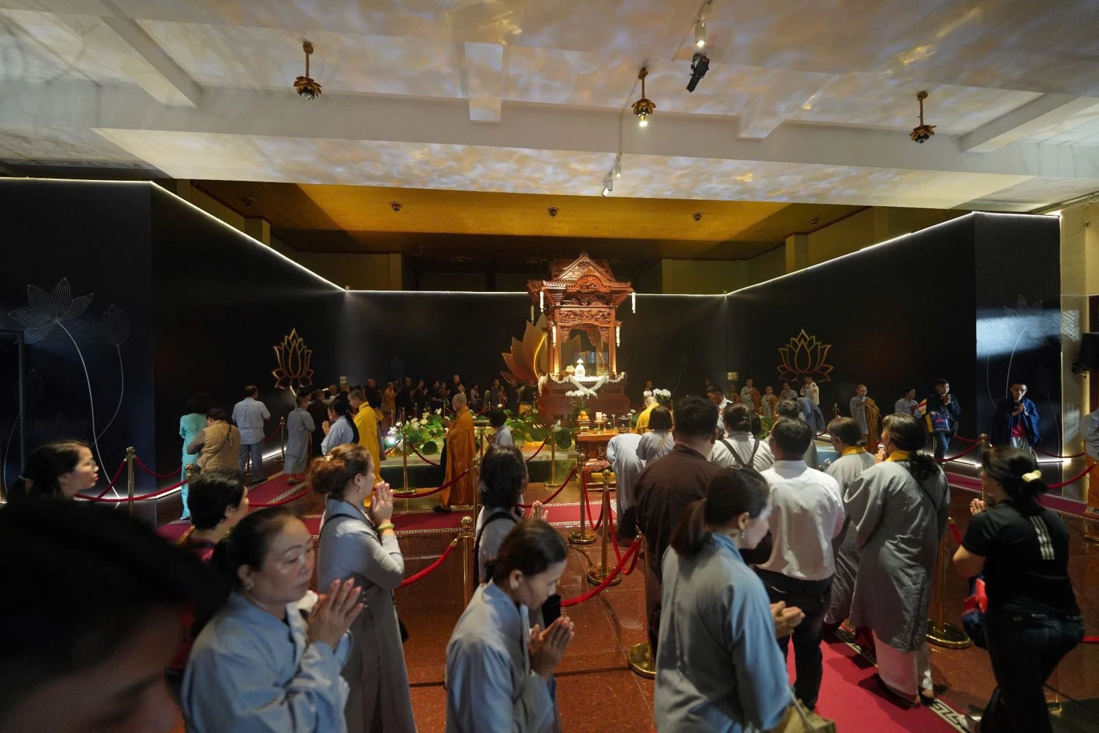 Đông đảo người dân cung kính chiêm bái xá lợi Đức Phật 