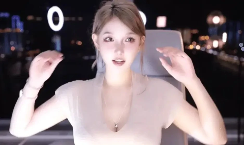 Đang livestream thì ngủ quên, gái xinh lộ khoảnh khắc nhạy cảm