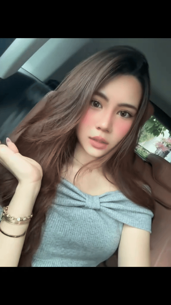 Bên dưới bài đăng, cũng có nhiều người đặt câu hỏi có phải Hạt Dẻ phẫu thuật thẩm mĩ, hay mới làm mũi không mà trông khác quá.