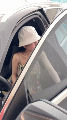 Chu Thanh Huyền đội mũ thời trang, diện váy hai dây khoe xương quai xanh gợi cảm, làn da "trắng phát sáng", thần thái đầy tự tin. Nàng WAG sinh năm 2000 tự lái xế hộp và đi làm, video "flex" luôn công việc của cô nàng phía sau hình ảnh lên sóng livestream quen thuộc.