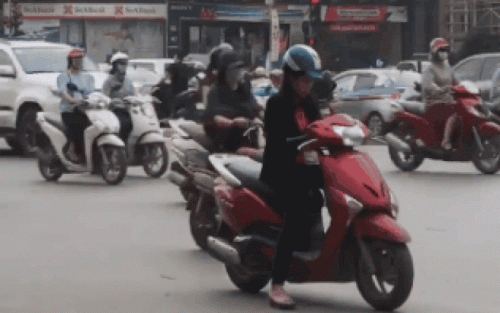 Một chị "ninja Lead" ngang nhiên dừng xe giữa đường để làm việc riêng.