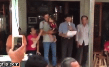 Lễ cai sữa cho con khiến dân mạng vô cùng thích thú.