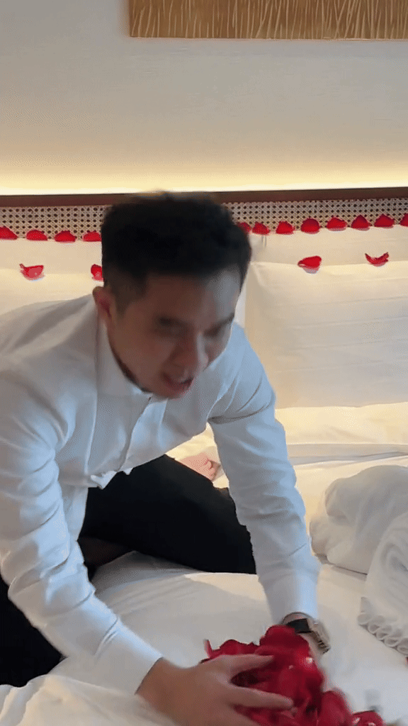 Cô nàng viết: "Ngày đó khách sạn chuẩn bị làm honeymoon bất ngờ cho chúng tôi, và bất ngờ thật... không ngờ chúng tôi chính là người dọn".