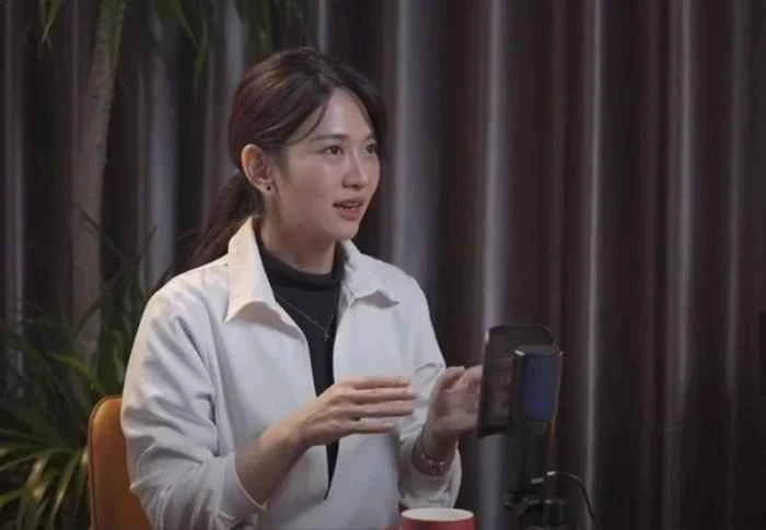 Làm MC chương trình 30 Tết, Lê Bống bị cắt sóng vì điều này