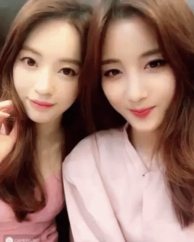 Cùng ngắm nhìn những hình ảnh thả thính của cặp "chị em quốc dân" xứ Hàn xinh hết phần người khác. Ảnh sử dụng trong bài: FBNV