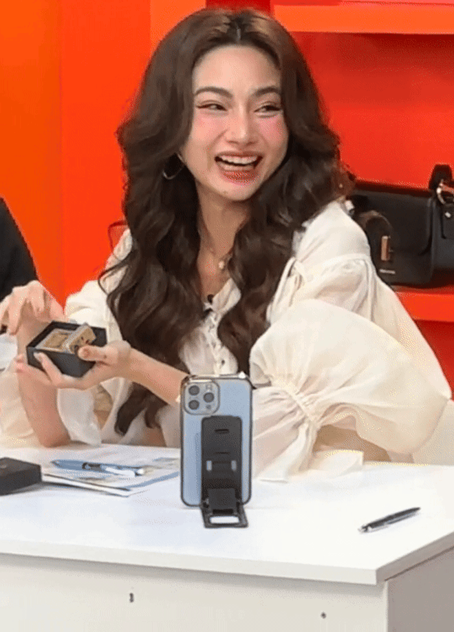 Theo đó, khi nhận được “hộp vàng”, Diệp Lê ban đầu vẫn nghĩ là sản phẩm và chuẩn bị lên deal cho người xem. Tuy nhiên khi mở ra bên trong, cô nàng “xịt keo” vì bên trong là 8 cây vàng và 3 chỉ vàng.