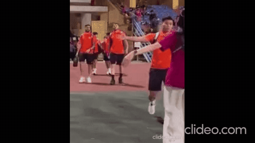 Đây không phải lần đầu Văn Thanh thoải mái ôm ấp cô gái xinh đẹp này ở nơi công cộng. Trước đó, khi nam cầu thủ đến sân Hàng Đẫy khi đấu, anh tự nhiên dang hai tay thật rộng để tiến về phía gái xinh rồi ôm vai cô.