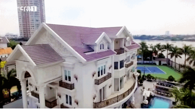 Biệt thự ba mặt tiền nằm ở vị trí cực đẹp ngay gần bên con sông Sài Gòn. Ngôi nhà với màu trắng sang trọng nổi bật, ước chừng rộng 500m2. Ảnh: KBS.