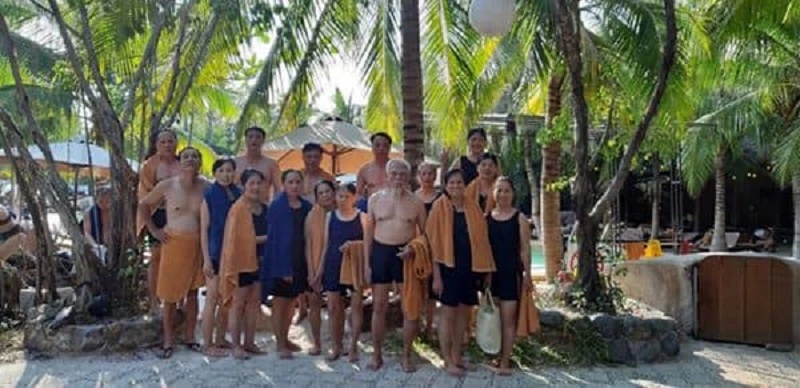 Ông nội U90 sành điệu, "chơi lớn" bao cả gia đình đi Nha Trang