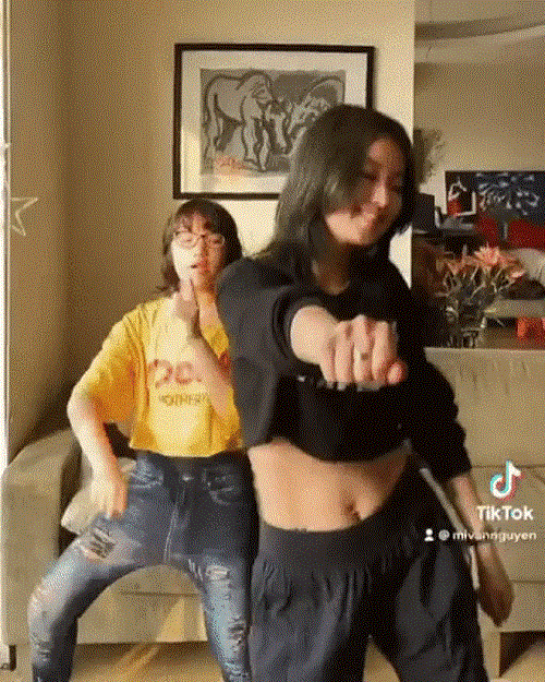 Mới đây, hot girl Mi Vân tiếp tục chứng minh độ hack tuổi "đỉnh kout" của mình khi chia sẻ clip "đu" trend TikTok cùng cô con gái đầu lòng Bào Ngư.
