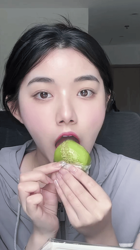 Trước những tranh cãi này, vào ngày 16/2, Quỳnh Trương đã đăng một clip nấu và ăn bún chả kèm chú thích: "Wanting to be someone else is a waste of who you are". Đây là phát biểu của rocker đình đám Kurt Cobain, tạm dịch: ''Trở thành một người khác là một sự lãng phí chính con người bạn''.