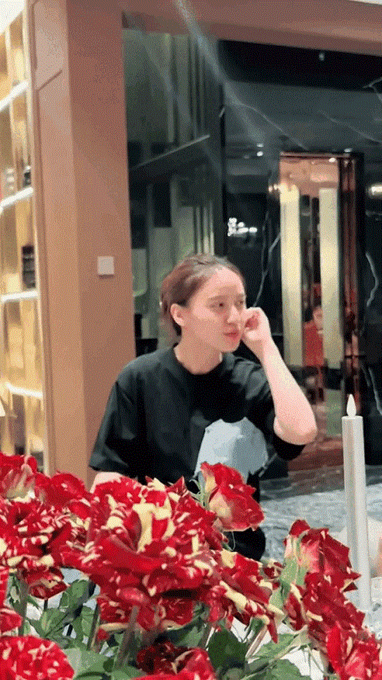 Ngoài tình yêu đẹp với thiếu gia, Mai Tây còn nổi danh được mẹ chồng "phú bà" yêu thương hết mực, tặng nhiều trang sức, BĐS dù cả 2 chưa chính danh phận.