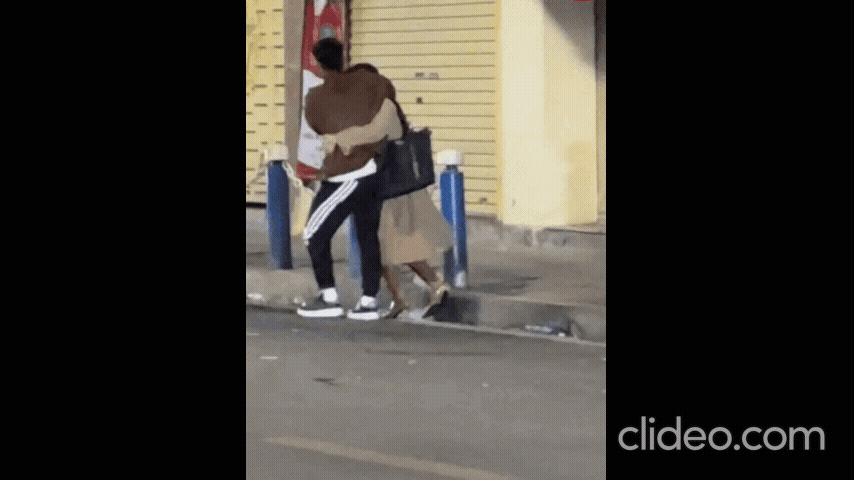 Sau trận đấu ở SVĐ Hàng Đẫy vừa qua, khoảnh khắc Vũ Văn Thanh đi về phía ven đường và ôm chầm lấy một cô gái, có động tác ăn mừng thoải mái và cực dễ thương khiến netizen chú ý.