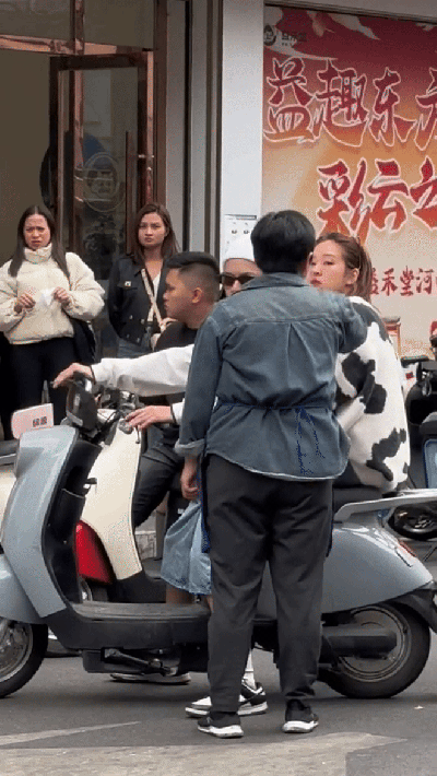 Cụ thể, theo những chia sẻ từ người chứng kiến tại hiện trường, Jaykii - Mai Anh và người nhà đi ăn bánh cuốn. Mỗi suất bánh cuốn được kèm theo một bát nước chấm và đã được chủ quán cho đầy đủ. Sau đó gia đình nàng hot girl thị phi xin thêm nước chấm thì chủ quán có hỏi "Sao lấy nhiều thế?". Cô nàng tỏ ra không vui vì điều này và tự đi lấy. Khi trả tiền, Mai Anh được cho là có hành động không tôn trọng chủ quán nên người này mới có phản ứng như trong clip.