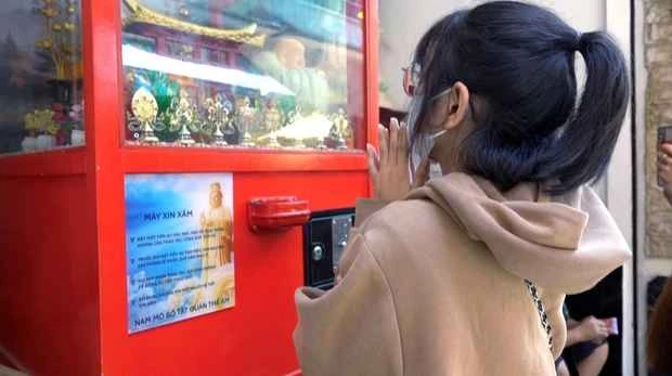 "Độc lạ TP HCM", giới trẻ xếp hàng xin xăm ở máy tự động