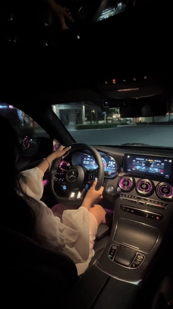 Mới đây nhất, cô nàng sinh năm 2004 bị chê đi "xế hộp cùi" nên mới bị người yêu tên Huy bỏ, liền lên một clip đáp trả "khét lẹt".