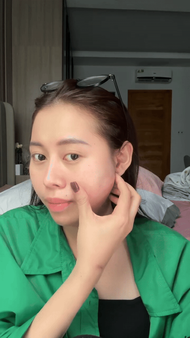 Cho tới 6 tháng trước, Việt Phương Thoa bị viêm 1 lần, 2 má có dấu hiệu sưng to. Nhưng khi này, cô đi khám ở khoa răng hàm mặt, được chuẩn đoán là viêm cơ hàm và uống thuốc giảm viêm. Sau 3 ngày thì mặt cũng bớt sưng nhưng lại xuất hiện 1 cục cứng ngắt ở trên mặt.