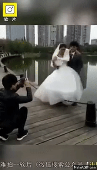 Đang diễn khá tình tứ bên chú rể chụp ảnh cưới, chỉ cần cái chạm nhẹ, cô dâu đã cho chồng mình một vé xuống hồ ngắm cá cảnh.
