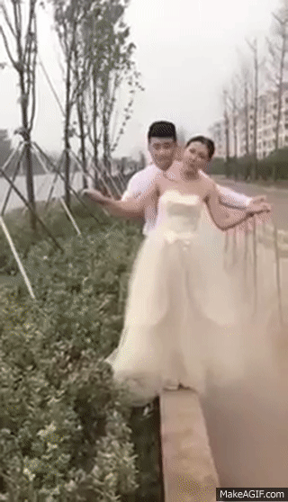 Đang tạo dáng lãng mạn, ông lái xe vô tâm lại có pha áp vỉa cực chất khiến cô dâu áo cưới trắng thành màu "milo".