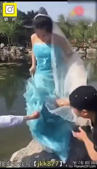 Bùng nhùng, bùng nhùng váy cưới, cô dâu bị chồng mình và nhiếp ảnh gia cùng bắt tay ném xuống hồ.