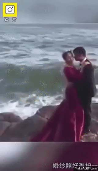 Con sóng oan nghiệt dâng tràn khiến mọi thứ trên người cô dâu và chú rể trở nên ướt sũng
