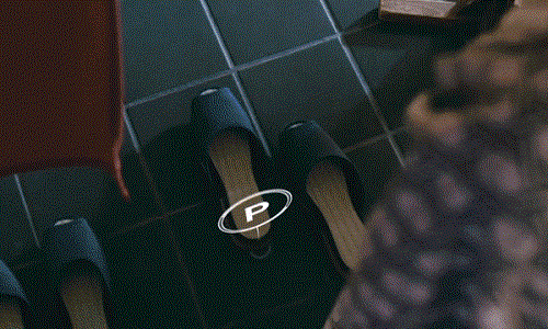 Khách sạn ProPILOT Park Ryokan tại Nhật Bản, nơi có dép biết đi, thảm và bàn ghế, nội thất... tự di chuyển.