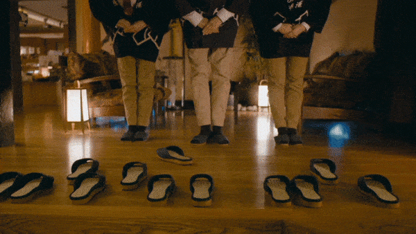 Những đôi dép đi trong nhà nhanh chóng "tự lái" và xếp thành hàng ngay ngắn đón khách và để khách thoải mái lựa chọn đôi vừa chân mình.