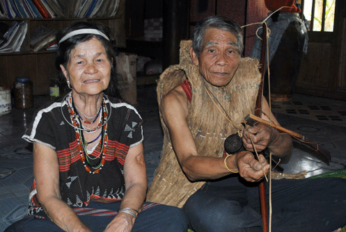 Già làng Cơ Lâu Năm trò chuyện với khách về quy trình chế tác ná. Ảnh: N.V.S