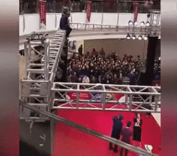 Một người đàn ông nhảy ở độ cao khoảng 5 m xuống dưới, gây hỗn loạn sự kiện.