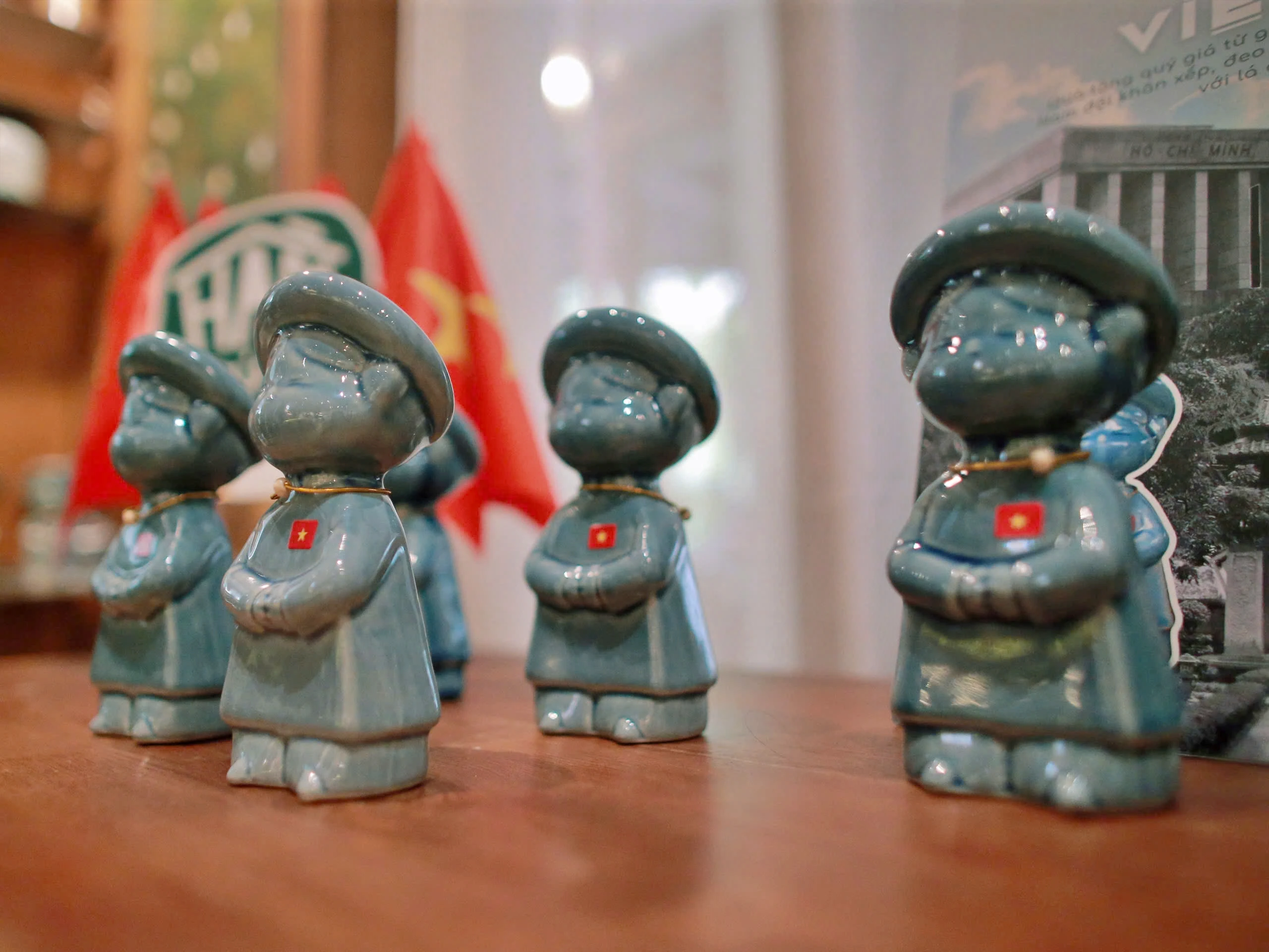 Giới trẻ Hà Nội xếp hàng săn tượng gốm “Cô bé Việt Nam"