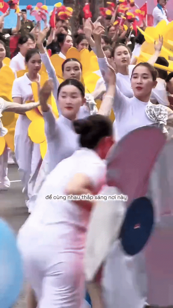 Video mới nhất này của Bí Đỏ khiến nhiều người không khỏi bất ngờ khi biết cô cũng tham gia trong Lễ kỷ niệm 50 năm ngày Giải phóng miền Nam, thống nhất đất đước.