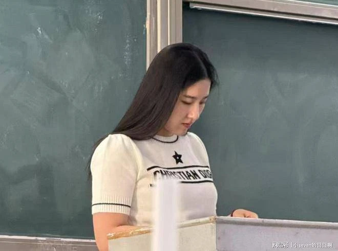 Nữ giảng viên giống hệt Lưu Diệc Phi gây bão khắp cõi mạng