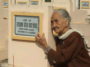 Trong ngày tưởng nhớ các Thương binh Liệt sỹ trên khắp cả nước rất nhiều những hoạt động ý nghĩa đã diễn ra từ dâng hương tưởng niệm tại các nghĩa trang Liệt sỹ hay thăm hỏi tặng quà cho các thương, bệnh binh đã bỏ một phần xương, máu của mình để giữ bình yên cho đất nước.