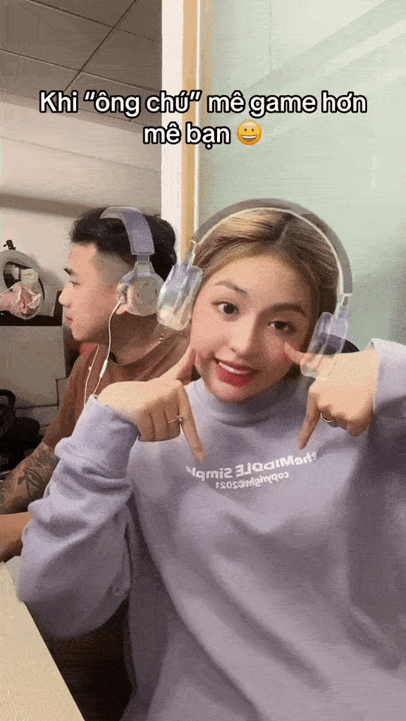 Theo đó, “hot girl trứng rán” tiết lộ đối phương hơn mình 7 tuổi. Đây cũng chính là lý do mà cô nàng gọi người yêu là “ông chú”.