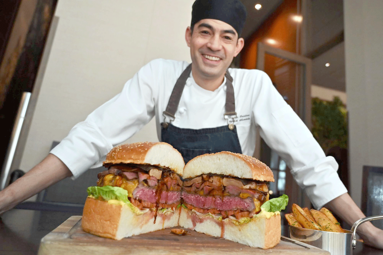 Chiếc bánh burger vàng khổng lồ khiến nhiều khách hàng thích thú. Nguồn ảnh: Forbes.