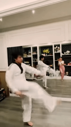 Mới đây, vị đại gia ngành nhựa còn quay clip giới thiệu mọi người bộ môn võ thuật taekwondo.