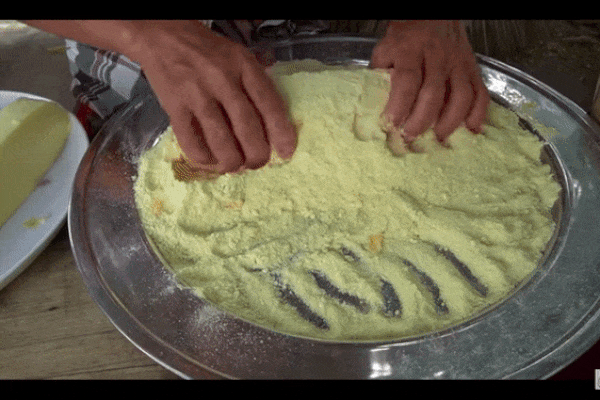 Ngoài ra, bà Tân nhiều lần bị lên án nấu nướng mất vệ sinh. Khoảnh khắc bà để chú chó liếm chiếc đĩa đang dùng gây tranh cãi.