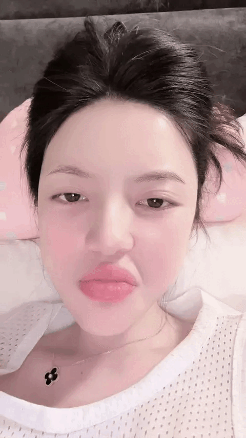 "Huyền ơi em đã xinh lắm rồi, không cần dùng qua nhiều lớp hiệu ứng như thế đâu!", "Các nét trên gương mặt Chu Thanh Huyền đều rất hài hoà, dùng app căn chỉnh ngũ quan thêm thì càng trông kì cục", "Không phải cứ mắt thật to, cằm thật nhọn mới là đẹp"... là những bình luận dân mạng để lại dưới khoảnh khắc của Chu Thanh Huyền.