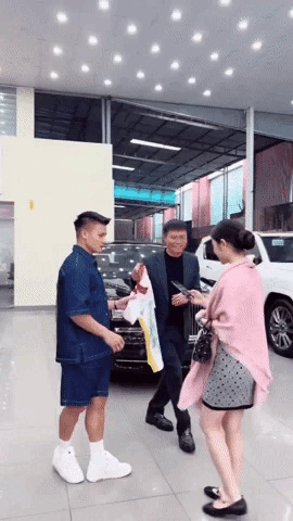 Mới đây, vợ chồng Quang Hải lọt vào ống kính của "team qua đường" khi cùng nhau xuất hiện tại một showroom ô tô.