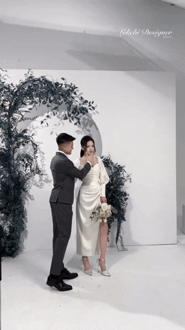 Chu Thanh Huyền vẫn giữ thói quen choàng khăn điệu đà mỗi lần ra nơi công cộng. Bà xã Quang Hải búi tóc gọn gàng, diện váy ôm body khoe vóc dáng mảnh mai.