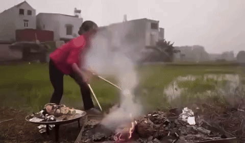 Tuy nhiên, trong khi nướng những trái trứng bị nổ rất lớn khiến Bà Tân "la ó". May mắn là người phụ nữ này không bị thương khi lại gần những quả trứng đang nướng.