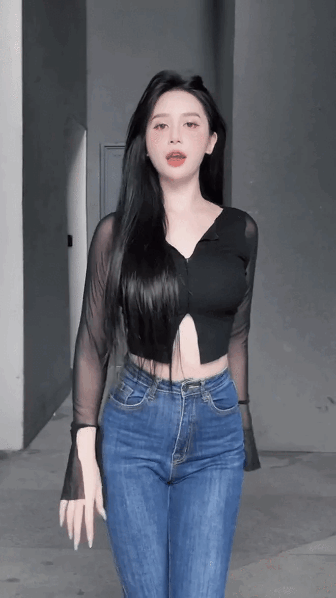 Danh tính chủ nhân của màn lắc hông cũng được netizen "truy lùng", và có không ít người nhanh chóng nhận ra đây là một gương mặt quen thuộc.