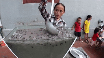 Trong đó, bà Tân cùng những đứa cháu của mình đã làm một cốc trà sữa than tre "siêu to khổng lồ". Đây là loại trà sữa có kết hợp với nguyên liệu là bột than tre. Vậy nên nó sẽ có màu đen đen như trong ảnh, hoàn toàn không phải bà Tân làm... nước cống như lời đồn