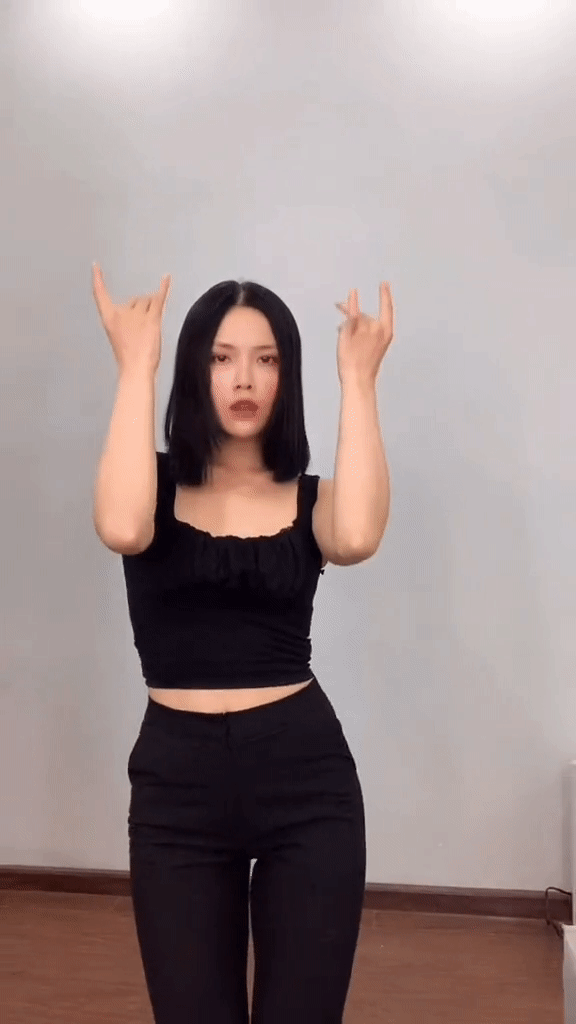 Ở phần bình luận của những clip của Tuyết Bít, netizen tiếp tục chia phe tranh cãi drama của Tuyết Bít cũng như vóc dáng của cô nàng.